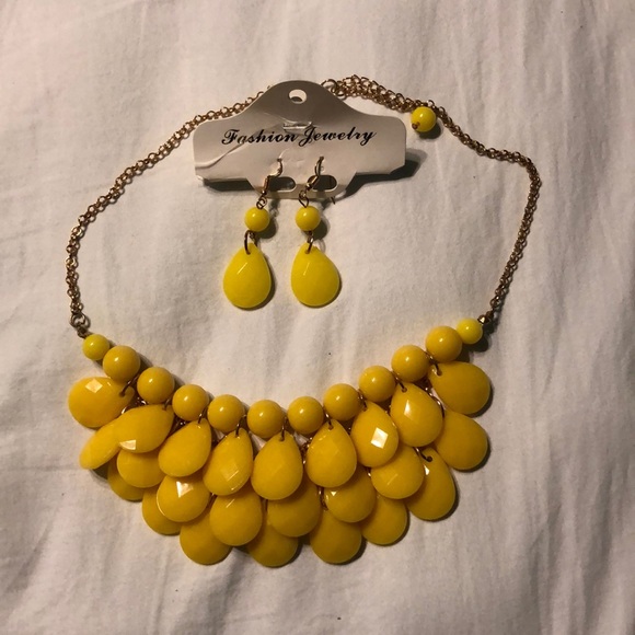 Fashion Jewelry Statement Necklace & Earrings - Picture 1 of 3